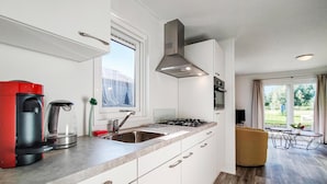 Coffee/tea maker, fridge, microwave, stovetop - 2 bedroom amazing home in Giethoorn (Giethoorn)