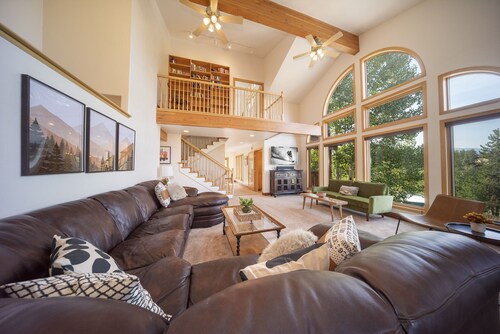 Spacious 6BR Home, Large Hot Tub, Walk to Shuttle, Attached Heated 4-Car Garage!