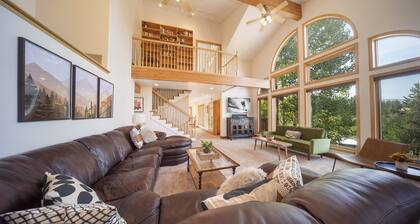 Spacious 6BR Home, Large Hot Tub, Walk to Shuttle, Attached Heated 4-Car Garage!