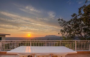 تناول الطعام بالخارج