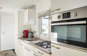 Kjøleskap, kokeplater og kaffetrakter/tekoker