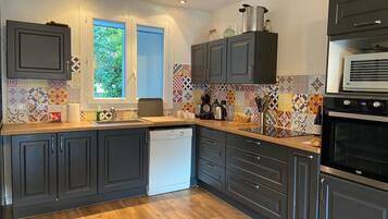 Réfrigérateur, micro-ondes, four, plaque de cuisson