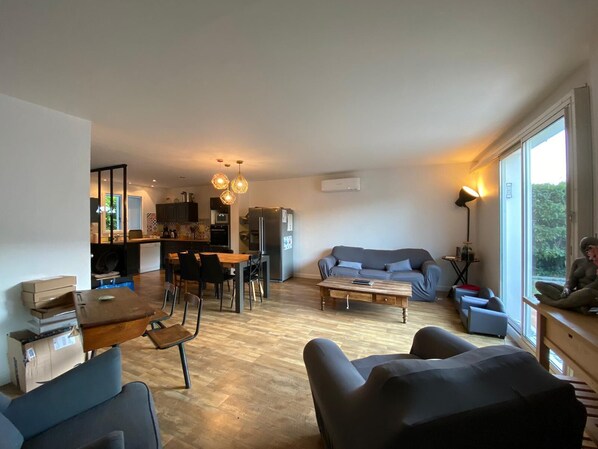 TV connectée, cheminée, espaces bureaux, écrans d'ordinateur