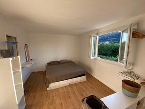 4 slaapkamers, een bureau, een strijkplank/strijkijzer, gratis wifi