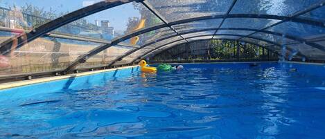 Alberca al aire libre y alberca climatizada