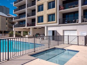 Una piscina al aire libre, una piscina climatizada