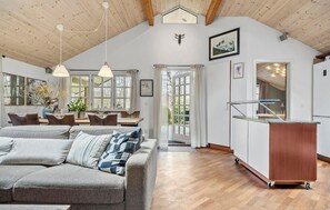 Een televisie en een open haard