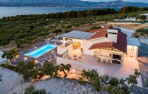Pool - Amazing home in Splitska-Supetar (Splitska-Supetar)