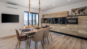 Una cucina moderna con mobili in legno, forno integrato e un'ampia finestra con vista panoramica.