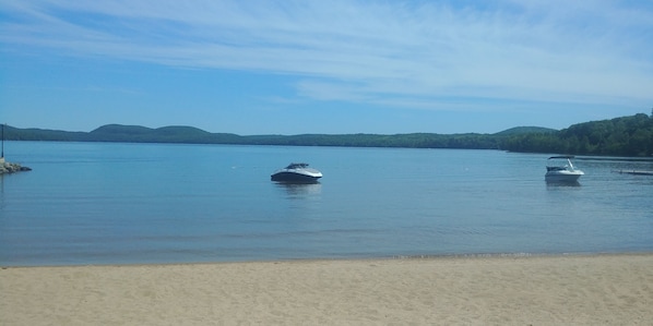 Beach nearby - Chalet, fully equipped.1min to lac aux sables. (Lac-aux-Sables)