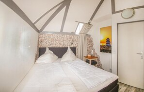 3 bedrooms, travel cot, free WiFi, bed sheets