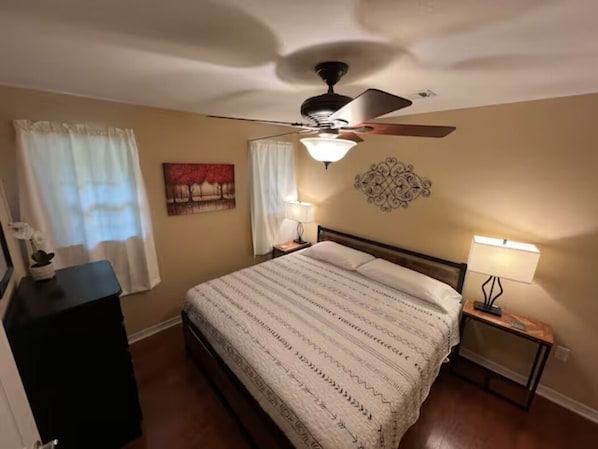 1 habitación, tabla de planchar con plancha y cuna de viaje 