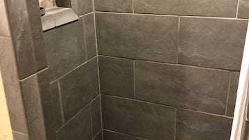 Douche, sĂšche-cheveux, serviettes fournies, savon