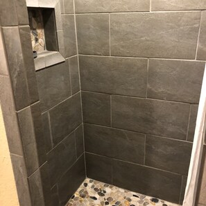 Dusche, Haartrockner, Handtücher, Seife