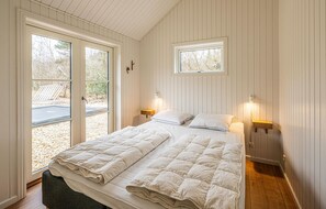 5 bedrooms, travel crib, free WiFi
