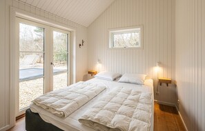 5 bedrooms, travel cot, free WiFi - Amazing home in Aakirkeby with WiFi (Aakirkeby)