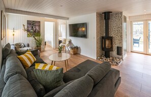 TV, fireplace, table football, ping pong - Amazing home in Aakirkeby with WiFi (Aakirkeby)