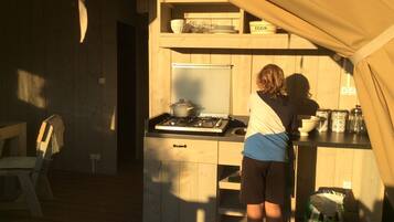 Réfrigérateur, plaque de cuisson, cafetiÚre/bouilloire, grille-pain