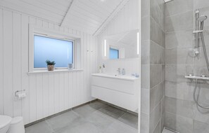 Shower - Cozy home in Nexø with kitchen (Nexø)