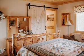 Master bed with private bath - Yellowstone National Park in 30 Mins with Hot Tub (Island Park)