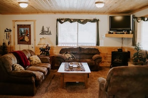 Living area - Yellowstone National Park in 30 Mins with Hot Tub (Island Park)