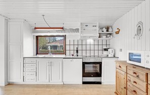 Køleskab, mikrobølgeovn, kogeplade, opvaskemaskine