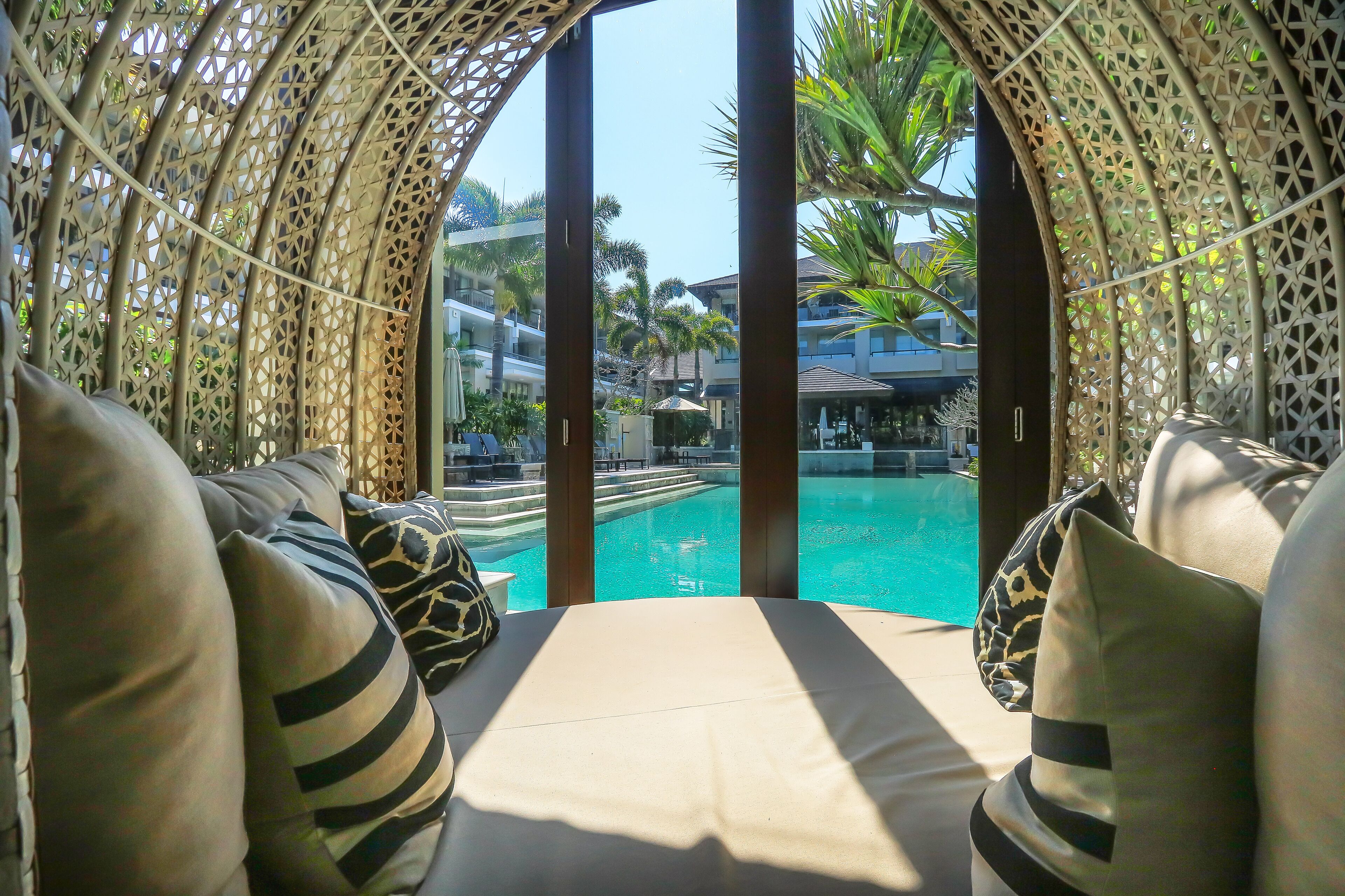 Een buitenzwembad en een verwarmd zwembad