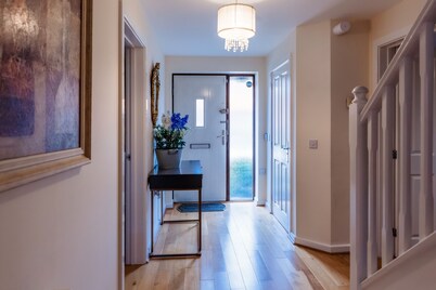 Lux 5 bedroom Ulverston House with free parking