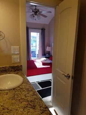 3 bedrooms, desk, iron/ironing board, free WiFi - Jaccuzi, Quiet, Clean, Spacious home nestled between downtown and UT. (Austin)