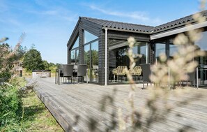 Outdoor dining - Cozy home in Ejstrupholm (Ejstrupholm)