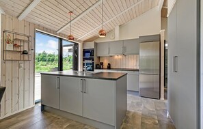 Kühlschrank, Ofen, Geschirrspüler, Wasserkocher mit Kaffee-/Teezubehör