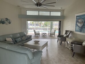 Smart TV, DVD player, video library, printers - “SEASCAPE” to relaxation and fun! STUNNING, IMMACULATE CANAL and POOL home (Punta Gorda)