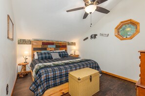 2 bedrooms, desk, iron/ironing board, free WiFi - Winter Getaway! - Hot Tub! - Close to Pkwy - Wi-Fi (Sevierville)