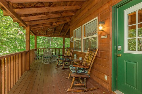 Spring Escape w/ Hot Tub - Near Pkwy - Fast WiFi