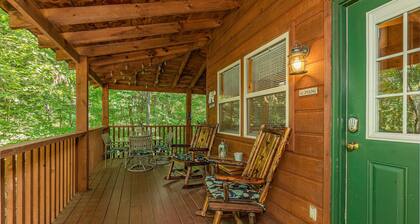 Spring Escape w/ Hot Tub - Near Pkwy - Fast WiFi