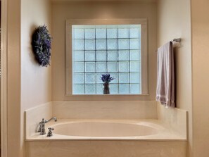 Badewanne, Haartrockner, Handtücher, Seife