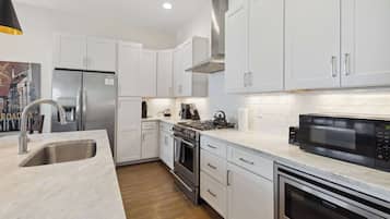 Frigorífic, microones, forn i placa de cuina