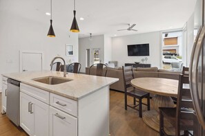 Dining - Modern Nashville Getaway – Close to Broadway (Nashville)