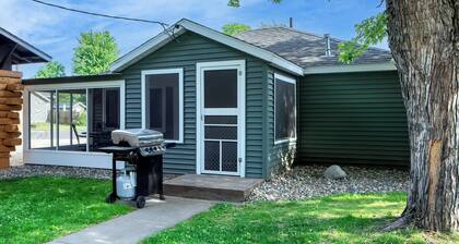 Cozy River Eagle Cabin #1 w/ Screened Porch & Fire Pit