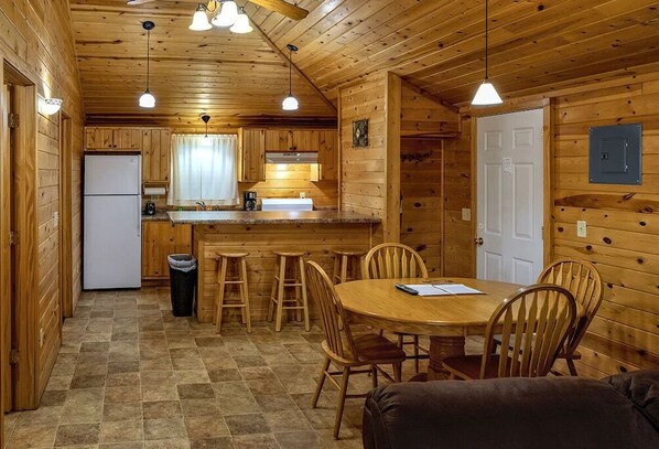 Dining - Great River Road Cabin on the Mississippi Backwaters Eagle Cabin (Buffalo City)