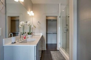 Bañera con ducha, secador de pelo