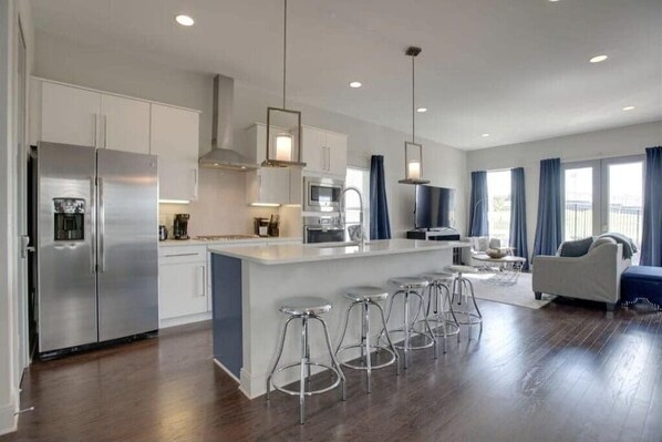 ثلاجة، ميكروويف، فرن، موقد طهي مسطح