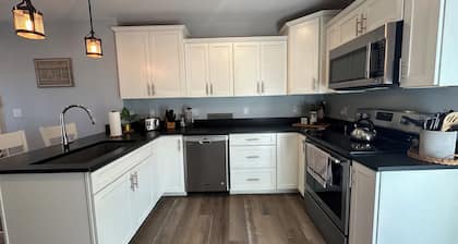 House at Sunshine- Long Lake, 5 min walk to causeway