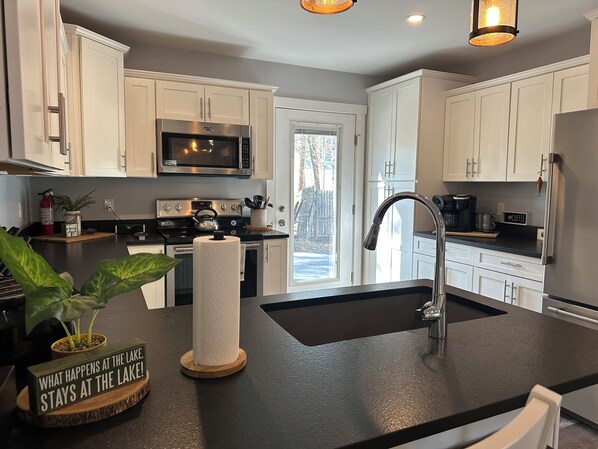 Fridge, microwave, oven, stovetop - House at Sunshine- Long Lake, 5 min walk to causeway (Naples)