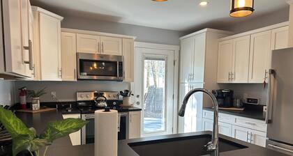 House at Sunshine- Long Lake, 5 min walk to causeway