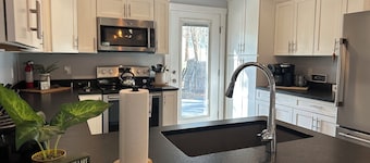 House at Sunshine- Long Lake, 5 min walk to causeway