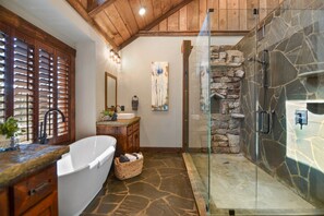 Badewanne, Haartrockner, Handtücher, Seife