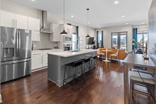 Fridge, coffee/tea maker, cookware/dishes/utensils - Luxury Nashville Home – 2 Mi to Honky Tonks (Nashville)