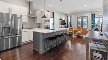 Kylskåp, kaffe- och tebryggare och grytor/köksredskap