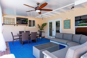 Outdoor dining - Modern Villa with heated pool! Perfect for Families! 3D tour via inquiry (Pompano Beach)